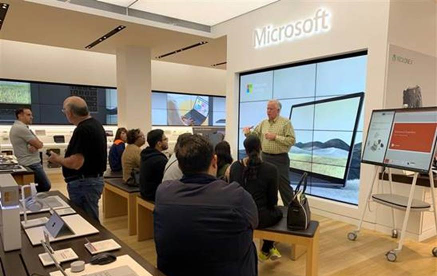Photo of Ron Harris speaking to a group of customer at Microsoft Store in the Houston Galleria